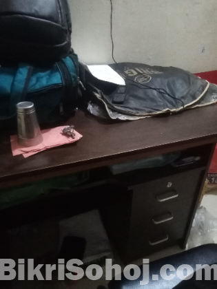 টেবিল ও চেয়ার